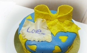 "Love is" торт-валлентинка, 1 ярус, голубой с желтым бантом. Каталог 2015, страница 23