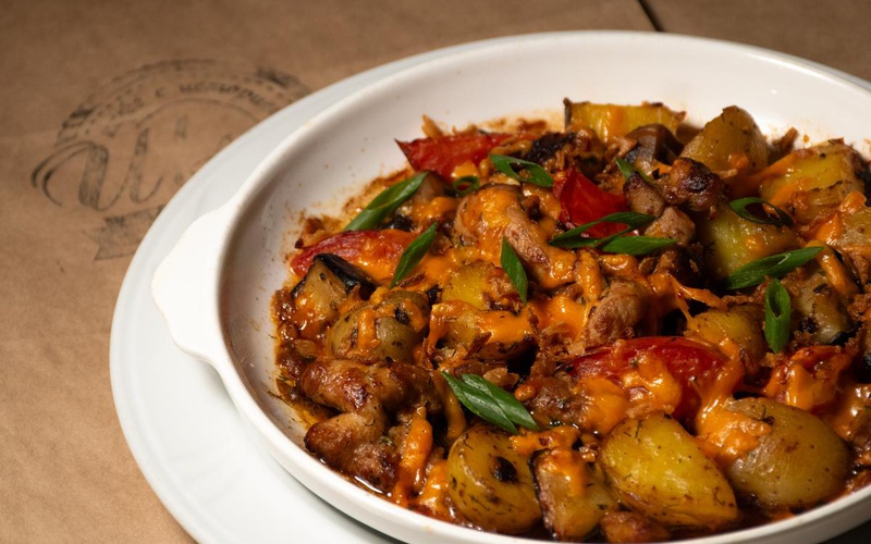 Горячая сковорода с куриным бедром