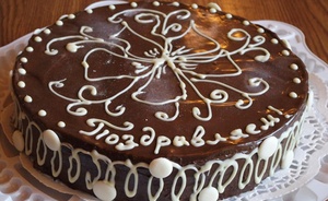Торт с поздравлением в шоколадной глазури