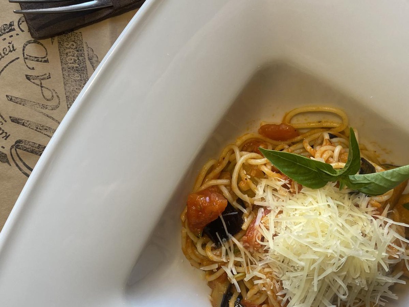 Спагетти с баклажанами и соусом "Наполи"